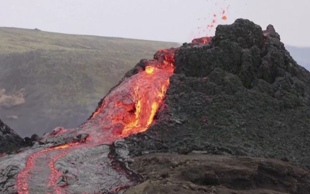 Scientists Cook Hot Dogs in Lava From Iceland’s Erupting Volcano
